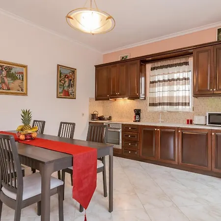 Villa Avrochares