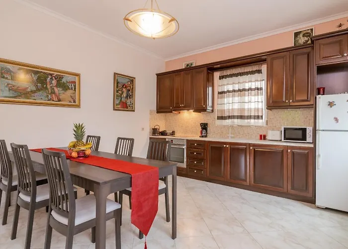 Villa Avrochares